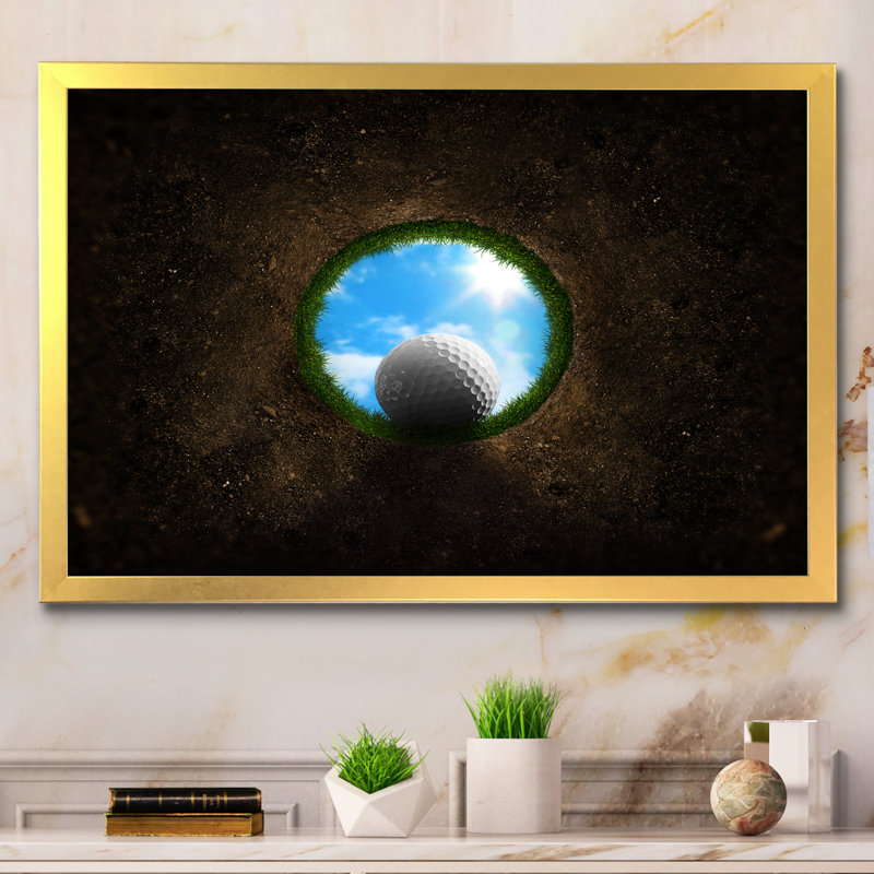 «Golf Ball Falling Into», reproduction sur toile, Cadre doré à coins fermés, H 24 po x l 36 po x P 1 po