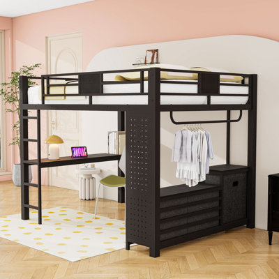 Grand lit mezzanine en métal avec bureau, panneau perforé de rangement et échelle