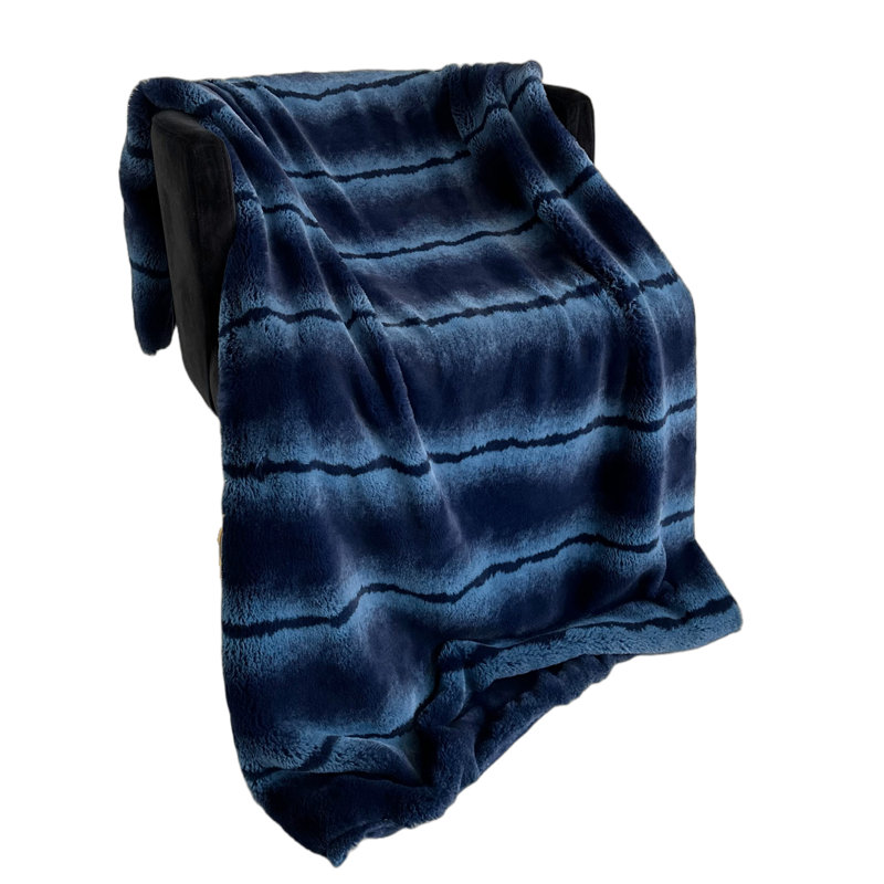 Couverture Fluffy Fields, L 102 po x L 116 po, Bleu