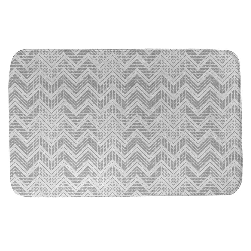 Tapis pour salle de bain à motif à chevrons à la main Stephenie, l 17 po x L 24 po, Gris / Ivoire