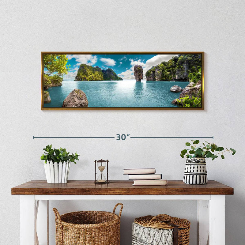 Iconic James Bond Island, Cadre flottant doré, 28" X 10"