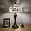 Lampe de table Sehnaz Tiffany avec fleurs en vitrail blanc et ampoules DEL incluses H 22 po x l 12 po x P 12 po