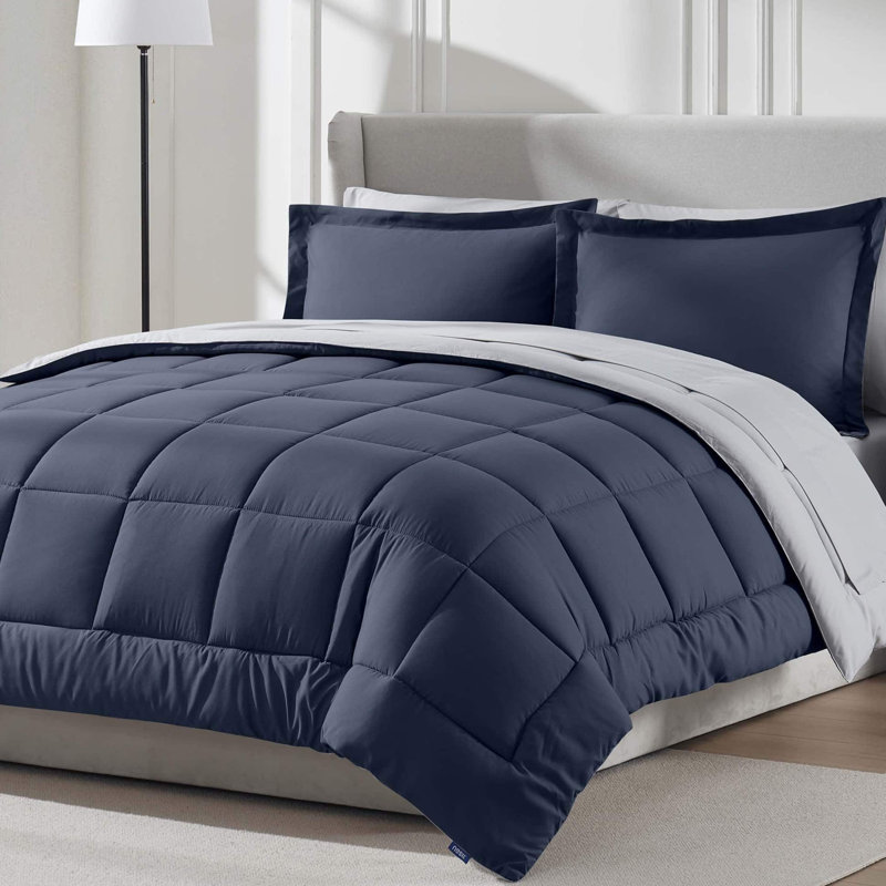 Ensemble d'édredon réversible avec draps Bed-in-a-bag, Bleu marine, Édredon très grand + 7 articles supplémentaires