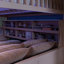 Lit double superposé au-dessus de grand lit double avec tablettes intégrées, éclairage à DEL changeant de couleur et panneau latéral perforé fonctionnel.-1276080563-1276080562