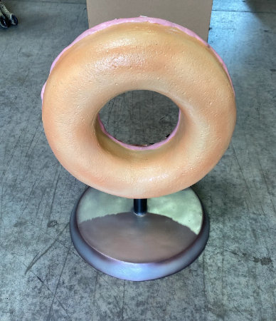 Statue de beignet surdimensionné rose Jadeth