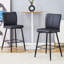 Ensemble de chaises de bar modernes en polyuréthane noir - deux pièces, le dossier a une conception verticale et lisse. Convient pour un placement dans les bars, les salons et autres espaces. Plusieurs couleurs disponibles.