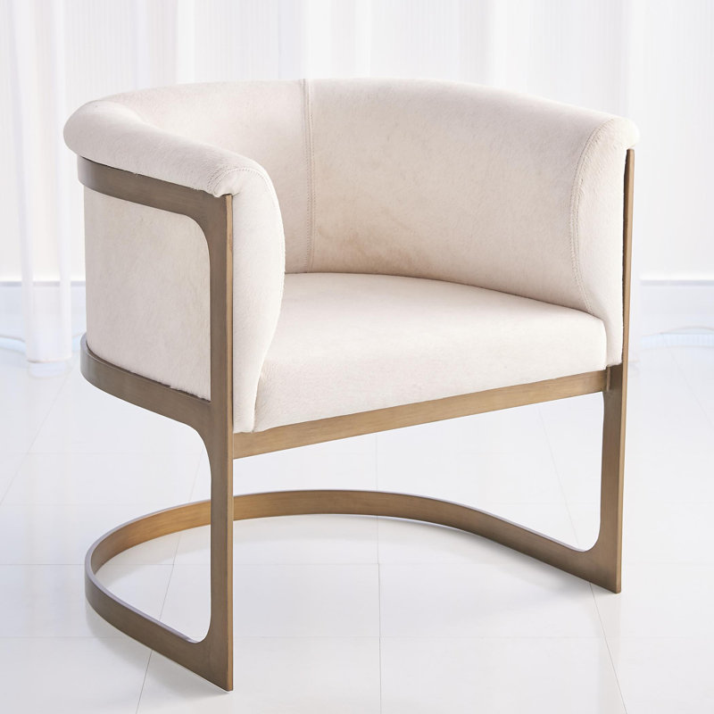Fauteuil demi-tonneau Regan avec poils sur peau, Laiton antique / ivoire