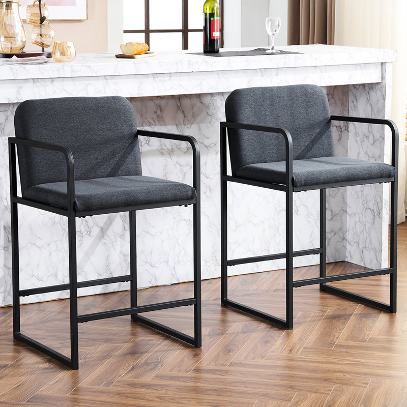 2 tabourets de bar modernes avec gris foncé. Structure en métal et siège rembourré. Idéal pour un îlot de cuisine, un bar pour la maison et un projet d’aménagement de salle à manger revêtu de gris. Style de siège