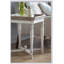 Table d'appoint carrée Alcott avec finition unique et fabrication en bois naturel durable, parfaite pour les maisons modernes et traditionnelles.