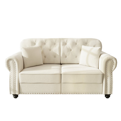 Canapé Chesterfield de 63 po en velours avec garniture cloutée et accoudoirs roulés, canapé de style Mid-Century moderne capitonné avec boutons, beige / blanc