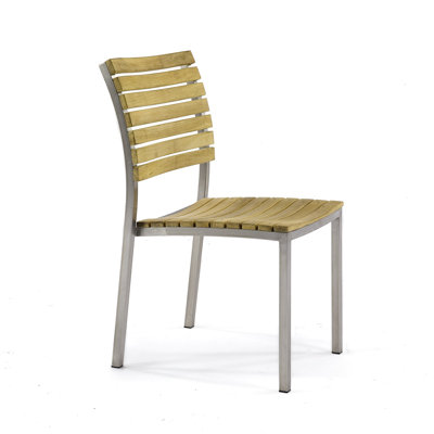 Chaise de patio empilable en teck