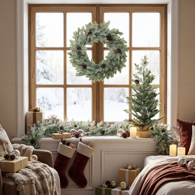 Ensemble de 3 pièces de verdure artificielle de Noël givrée style plumes avec pommes de pin, sapin de 6,35 cm, couronne de 61 cm et guirlande de 2,74 m