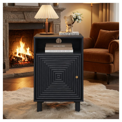 Table de chevet noire en bois d'ingénierie de 15,7 po de largeur avec station de charge et tiroir de rangement intégrés