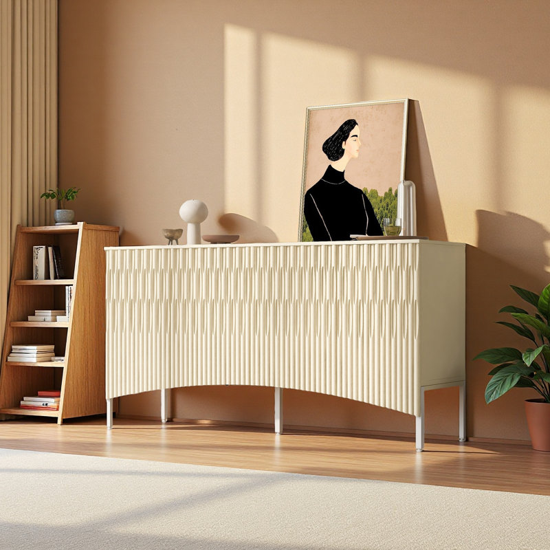 Buffet élégant avec portes inférieures incurvées et rainures arquées