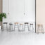 Tabouret de bar et de comptoir Geonna en bois massif, style selle, avec repose-pieds-366021819-343382047