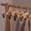 Cintres pour pantalons en bois massif avec pinces anti-plis sécuritaires-639601492