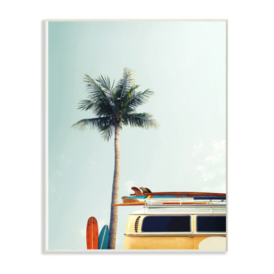 «Surf Bus Yellow with Palm Tree» par Design Fabrikken, reproduction de photo