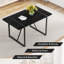 Ensemble de table de salle à manger en bois aggloméré noir imitation grain de bois. Table de salle à manger rectangulaire rétro minimaliste avec plateau texturé noir. Ensemble de 4 chaises de salle à manger en polyuréthane blanc: dossier à boucle ergonomique. Une touche tendance.-702593860