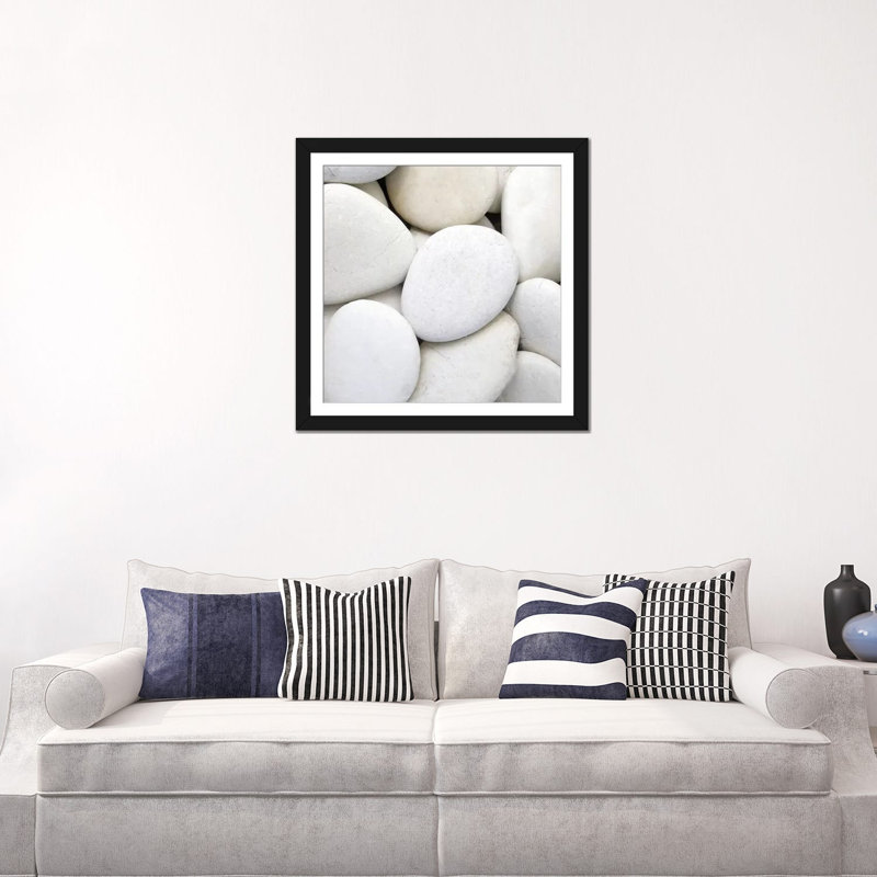 «White Pebbles», reproduction de photo sur toile, H 24 po x l 24 po x P 1 po, Papier d'art encadré noir, Blanc