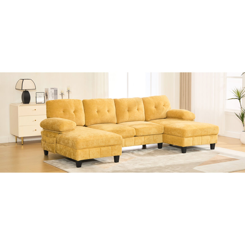 Spacieux salon en forme de U au centre de l'attention avec deux chaises longues, des poches de rangement et un rangement modulaire jaune sur deux côtés, pour les médias