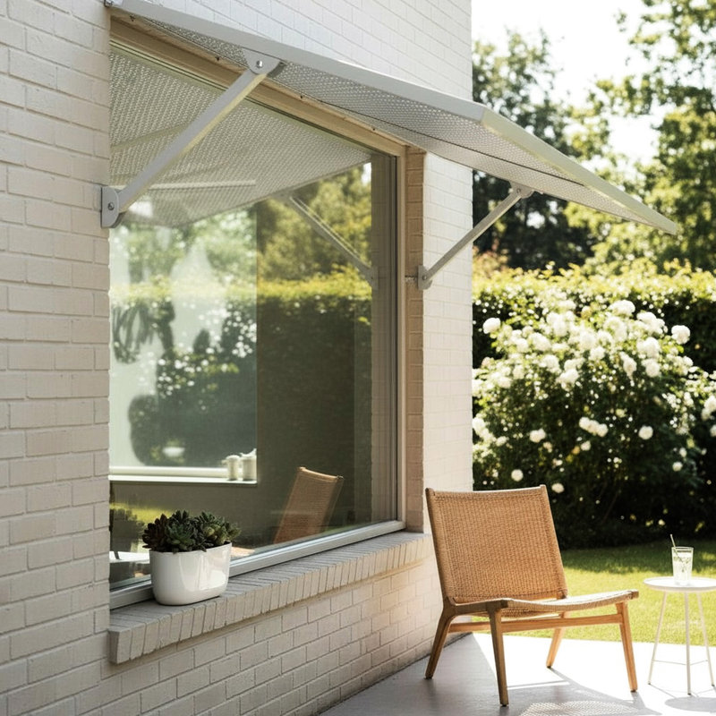 Auvent en métal Haze 4,6 - blanc, extérieur en aluminium léger avec finition thermolaquée contemporaine, charnière continue, solin intégré, attaches en acier inoxydable, pré-conçu pour