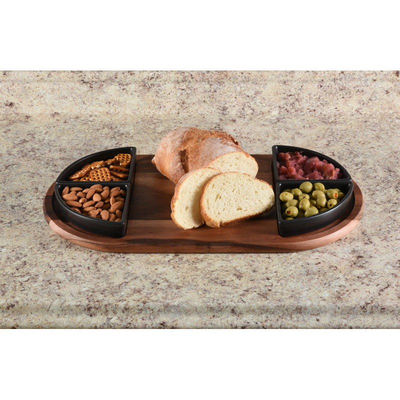 Charcuterie / plateau de service en bois d'acacia avec 4 bols triangulaires noirs en céramique