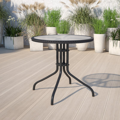 Table ronde en métal trempé avec bordure en rotin 28 po Amlie