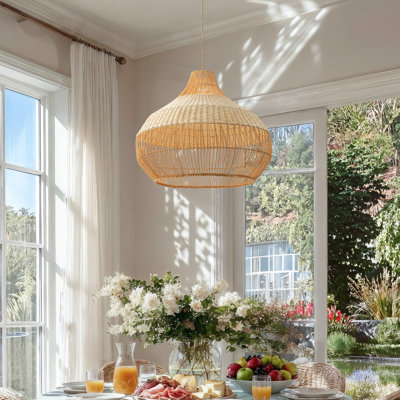 Suspension Beatrice en rotin - Dôme naturel de 61 cm (24 po) à une lumière, tissée à la main, idéale pour un îlot de cuisine, une salle à manger ou un salon de style champêtre moderne et organique.