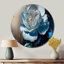 Fleur de camélia bleu éclatant II - art floral rond en métal