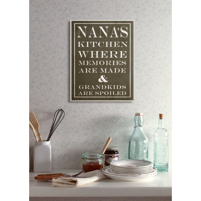 «Nanas Kitchen and Spoilé Grandkids Dark» par Daphne Polselli, reproduction d'art textuel sur toile
