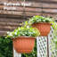 Lot de 2 pots de fleurs suspendus en plastique avec trou de drainage et soucoupe, style panier suspendu, pour la décoration de porche, terrasse ou balcon.-1644199110