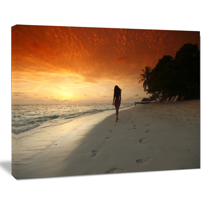Femme marchant sur la plage, reproduction de photo sur toile tendue, H 30 po x l 40 po x P 1 po