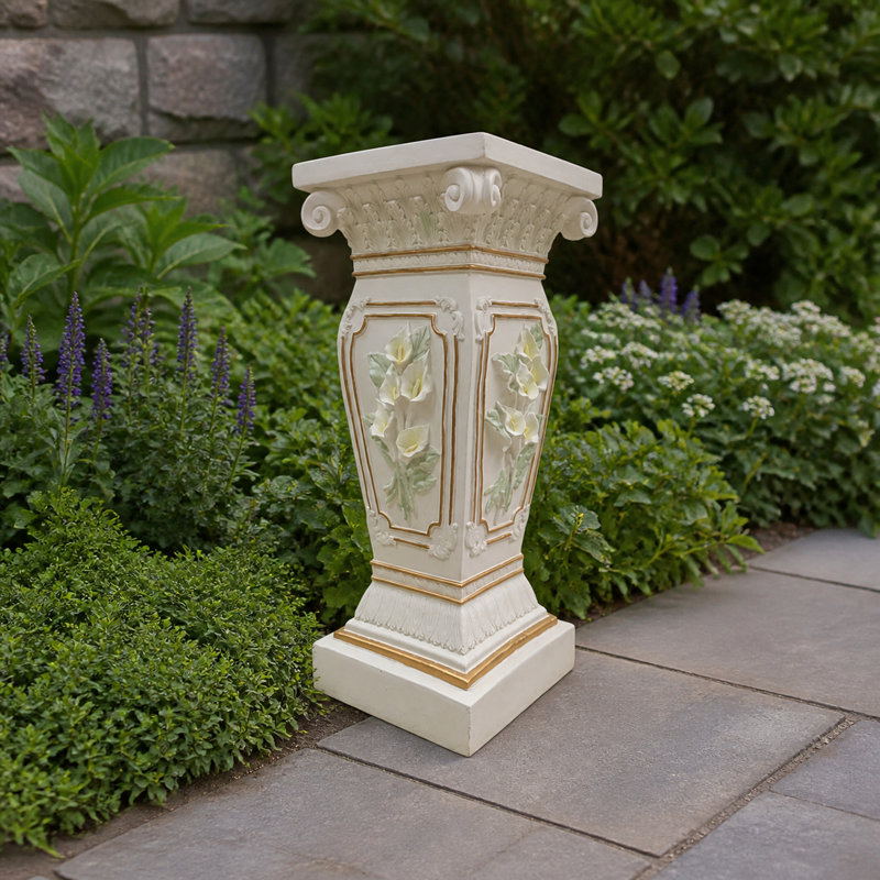 Piédestal d'exposition sculpté en forme de colonne romaine de motifs floraux
