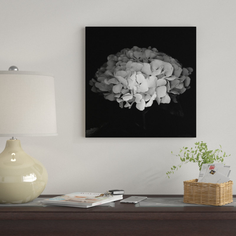 Hydrangea VI, B&W par Magda Indigo - estampe numérique sur toile tendue avec châssis, H 12 po x l 12 po x P 0,75 po