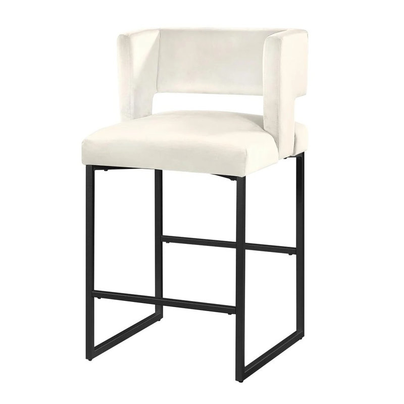 Ensemble de 2 tabourets de bar modernes et contemporains de 68,5 cm (27 pouces) de hauteur, avec revêtement en velours et pieds en métal noir, couleur crème.