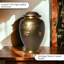 URN antique avec motif d'oiseau