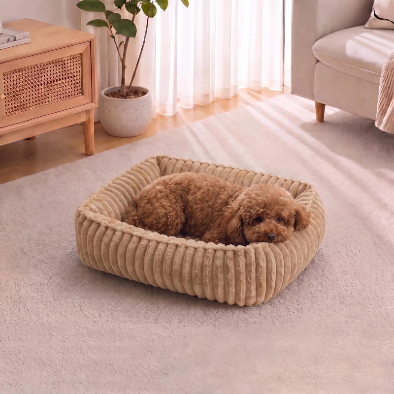 Canapé-lit rectangulaire d'intérieur pour chien, à rayures douces, avec surface pelucheuse et rembourrage en coton PP, 60 x 50 cm. Coussin de couchage pour animal de compagnie avec bords surélevés et fond antidérapant, marron.