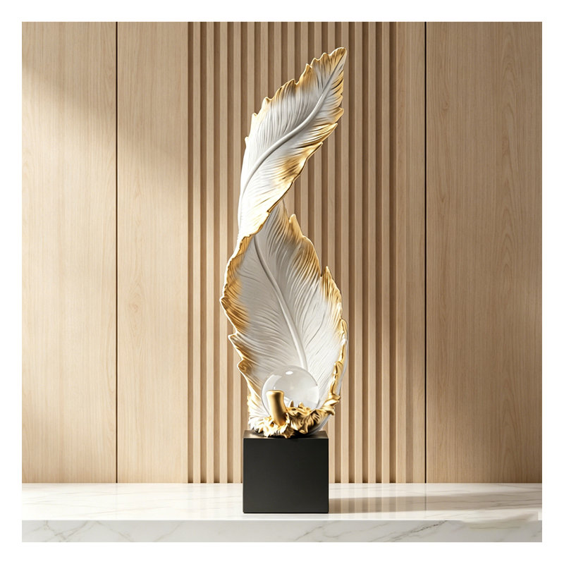 Statue luxueuse en plumes abstraites de luxe, conception à deux plumes avec bordure dorée et base noire