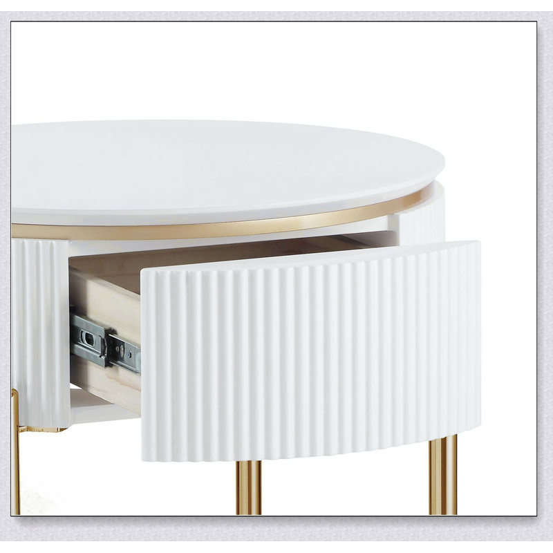 Table de bout à finition brillante et dorée Daveigh avec rangement intégré, parfaite pour les intérieurs modernes et élégants.