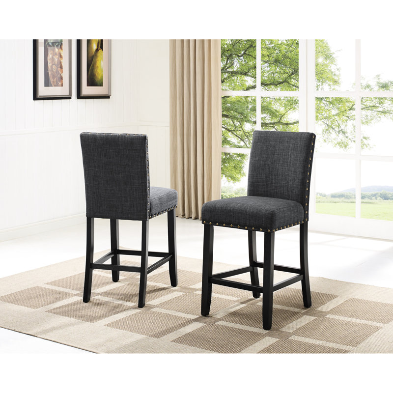 De 2 tabourets de comptoir en tissu gris, garniture cloutée, assise en bois franc, garniture, base robuste