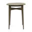 Table de bar d'extérieur en bois avec attrait rustique - plateau à lattes et structure de lattes de patio grises pour un salon contemporain