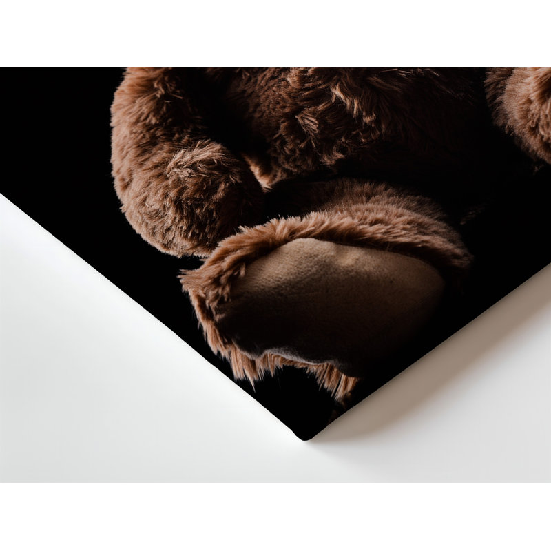 Toile, un ours en peluche moelleux repose sur un fond d'art mural noir profond qui évoque une présence chaleureuse et invitante