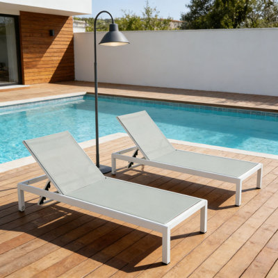 CHAISE LUNGE