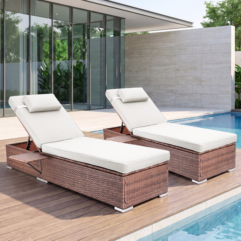 Chaise longue d'extérieur en osier inclinable avec table d'appoint et coussins, Blanc