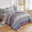 Ensemble de courtepointe 2/3 pièces d'inspiration bohémienne avec un style artistique libre d'esprit qui crée un espace de chambre chaleureux et confortable.-119287179