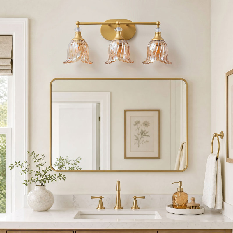 Éclairage pour meuble-lavabo en or 3 lumières avec abat-jour en verre cannelé ambre et décorations en cristal