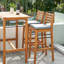 Chaise de bar en bois clair avec supports en métal