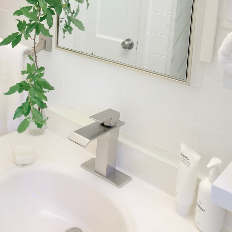 Robinet pour salle de bain à poignée simple avec drain, Nickel brossé