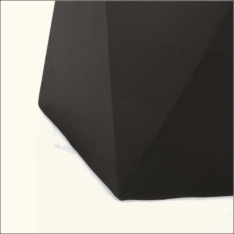 Table d'appoint moderne en béton léger avec base Pentagon, parfaite pour la décoration intérieure et extérieure