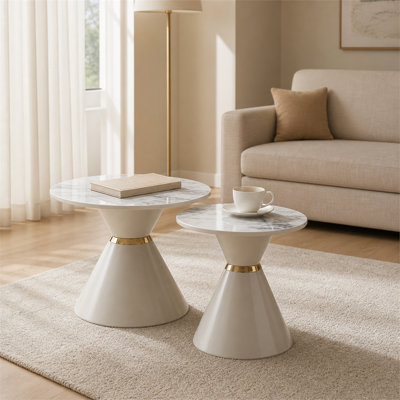 Table basse ronde à emboîtement avec un plateau en pierre frittée dorée et des pieds kaki de style pilier; Son design «luxe léger» en fait un choix parfait pour les salons compacts dans les appartements.
